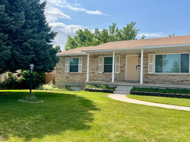 Primary Photo - Lovely Rambler in Peaceful SoJo Neighborhood