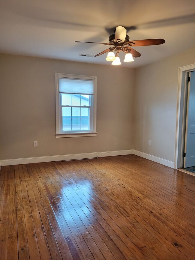 Building Photo - 2 bedroom farm house