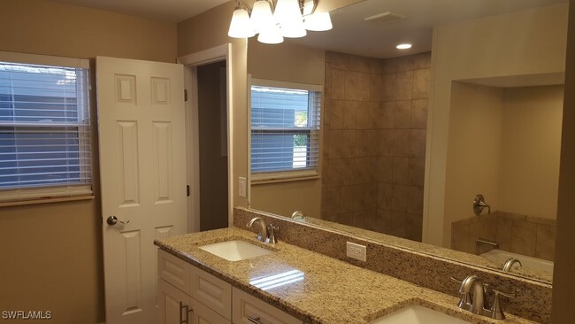 Building Photo - 12080 Moss Dr