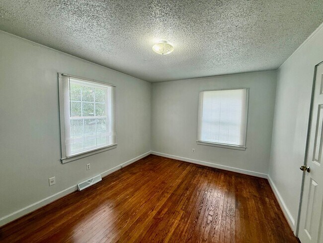 Building Photo - Two bedroom, 1 bath house in Burlington