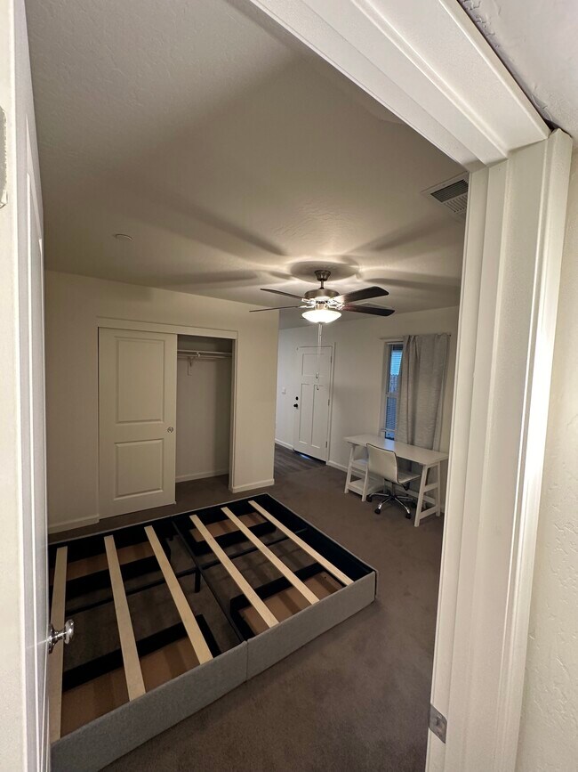 Building Photo - GenUnit Suite, Sterling Hl Ct