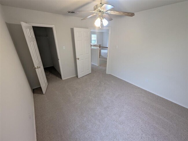 Building Photo - 303 N Carriage Hills Dr