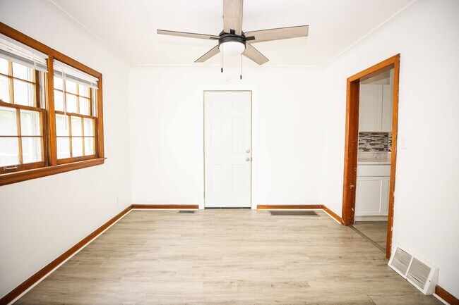 Building Photo - Beautiful three bedroom home with fenced i...