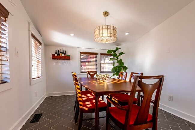 Building Photo - 310 S 7th St