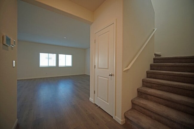 Building Photo - Beautiful 4 Bedroom PLUS office / den in Natomas!