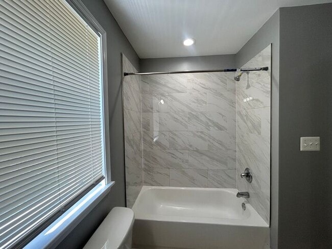 Building Photo - 2 Bedrooms 2 Bathrooms