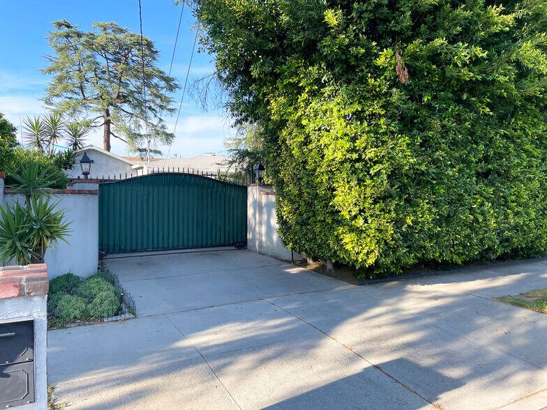 Driveway Gate with privacy - 15341 Cohasset St