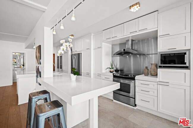 Building Photo - 838 N Doheny Dr