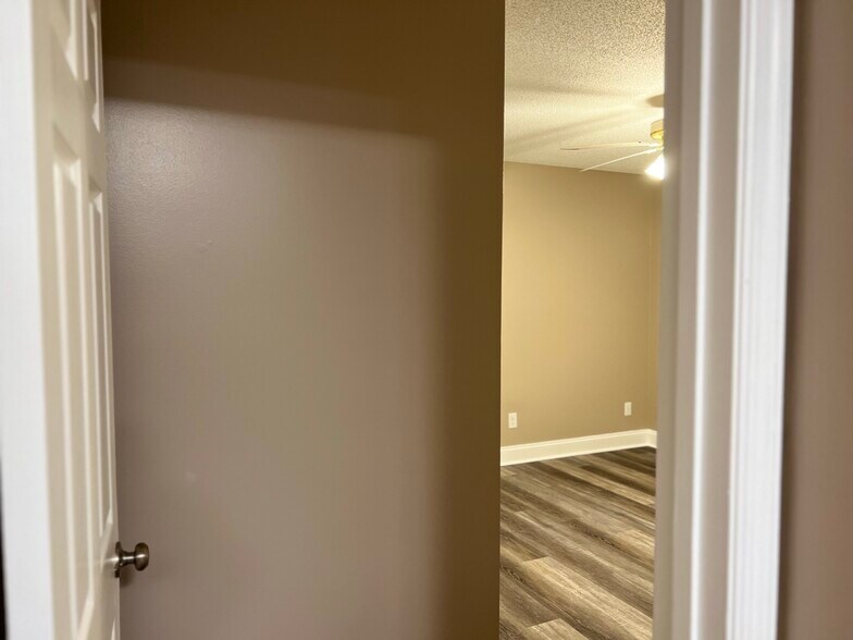 Building Photo - 112 Creekview Trl