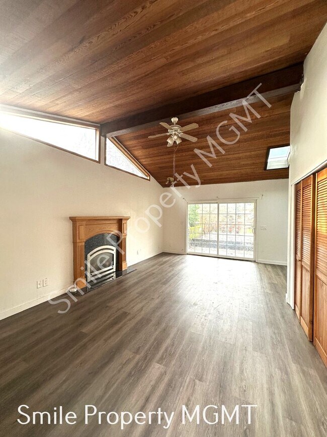 Building Photo - Comfortable Southeast Portland Living with Private Fenced Yards