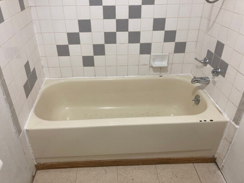 Building Photo - 570 W Main St