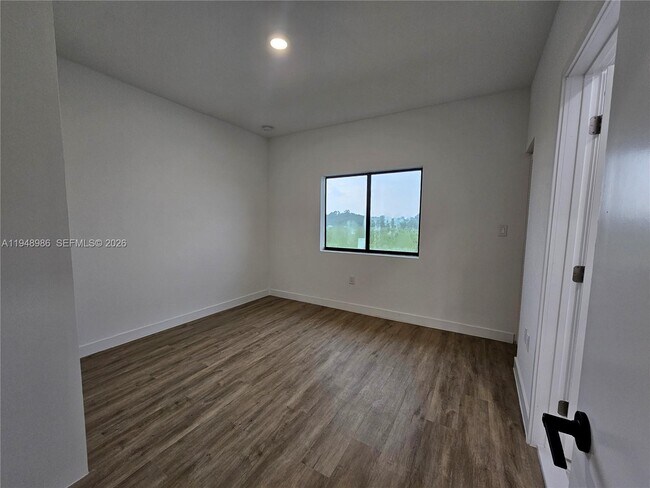 Building Photo - 215 NW 13th Pl