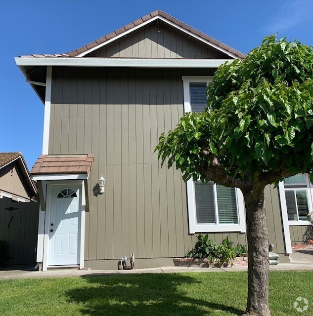 Building Photo - Gorgeous Studio ~ Convenient Location in E...