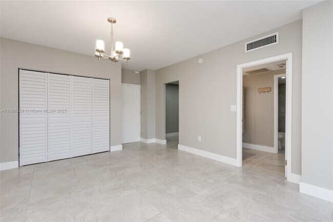 Building Photo - 500 Bayview Dr