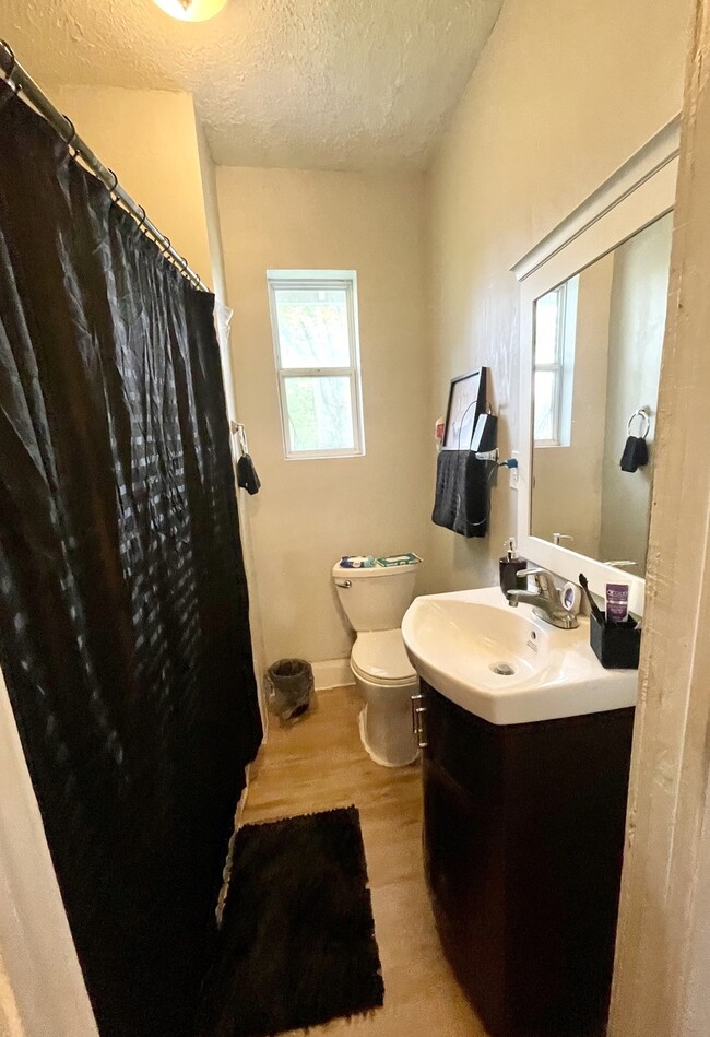 Second Floor Full Bath - 1029 N Keystone Ave