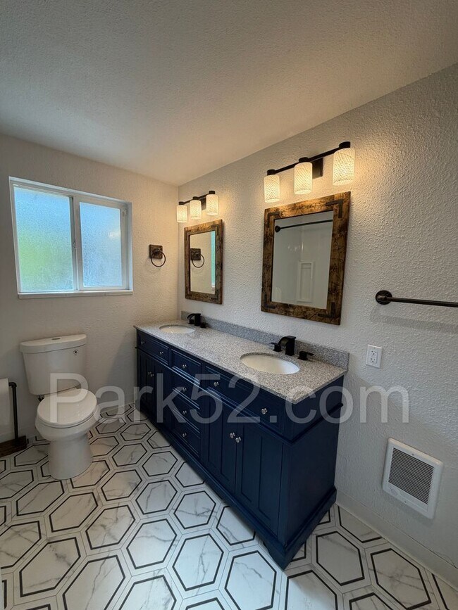 Building Photo - Newly Remodeled 3 Bedroom Duplex