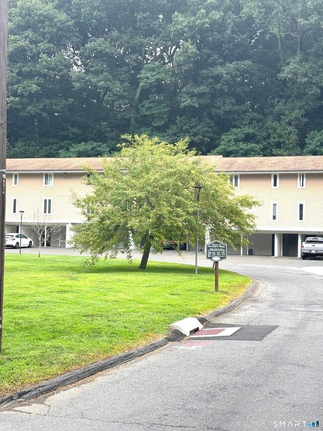 Building Photo - 1660 Farmington Ave
