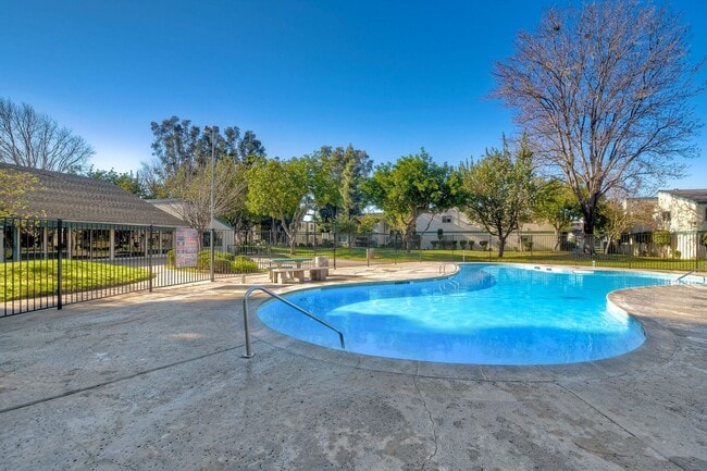 Building Photo - Charming Remodeled 2-Bed / 1.5-Bath Condo ...