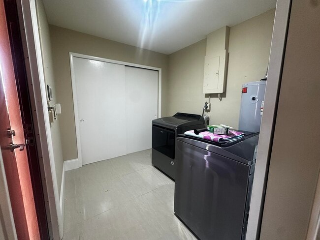 Building Photo - 3500 Lake Ave