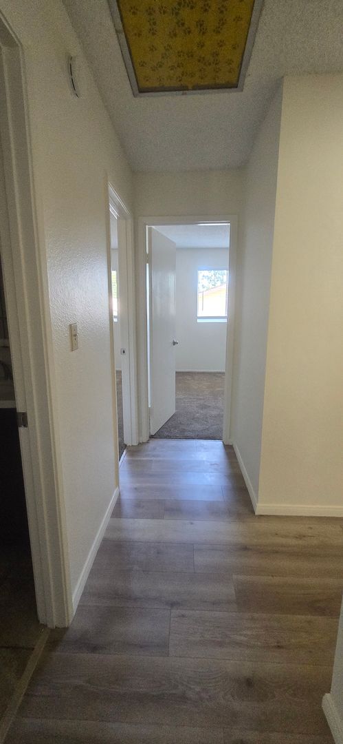 Building Photo - 3 Bedroom, 1.5 Bath Two-Story Townhome wit...