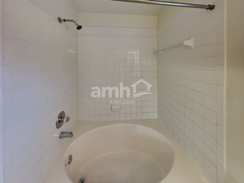 Building Photo - 1209 Blufield Ave