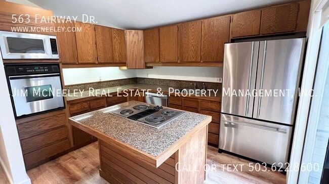 Building Photo - 563 Fairway Dr