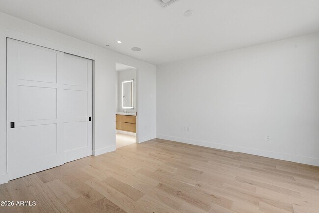 Building Photo - 4849 N Camelback Rdg Dr