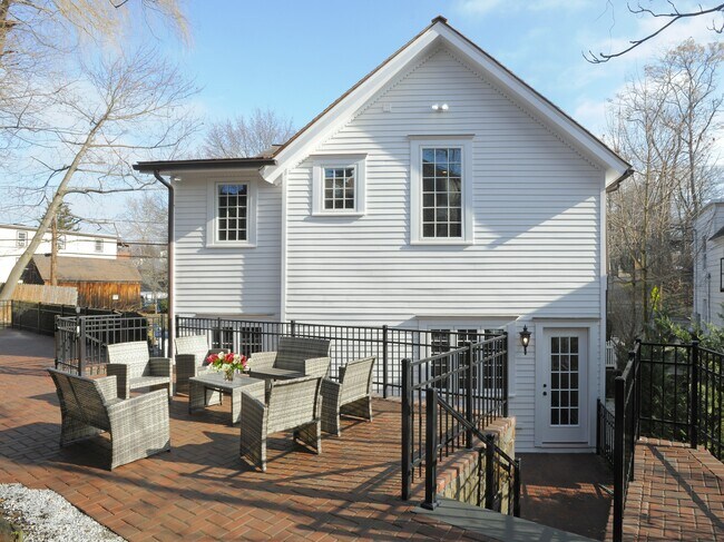 Building Photo - 200 Davis Ave