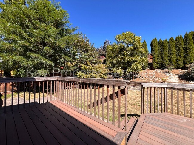 Building Photo - Large Updated 3 bed 3 bath in Camas!