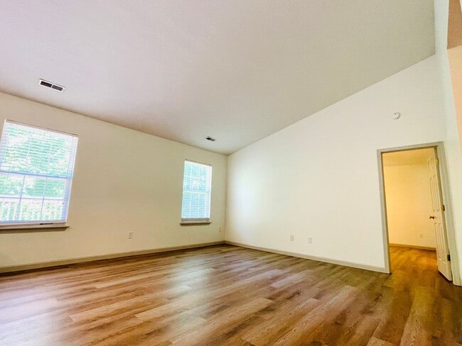 Building Photo - Great 3 Bed 2 Bath House with Garage!!