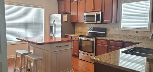 Building Photo - Townhouse  At West Park Place