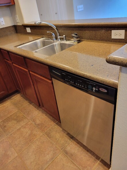 Building Photo - 3301 N Park Dr