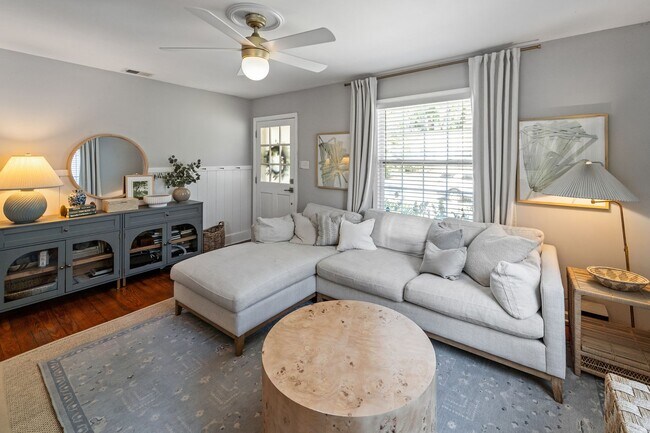 Building Photo - Charming Parkside 2-Bedroom Home Near Daffin Park with Fenced Yard & Patio