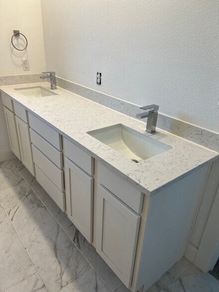 Building Photo - 8903 Cave Springs Mews