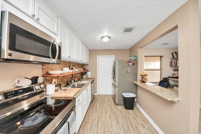 Building Photo - 2806 Oak Dr