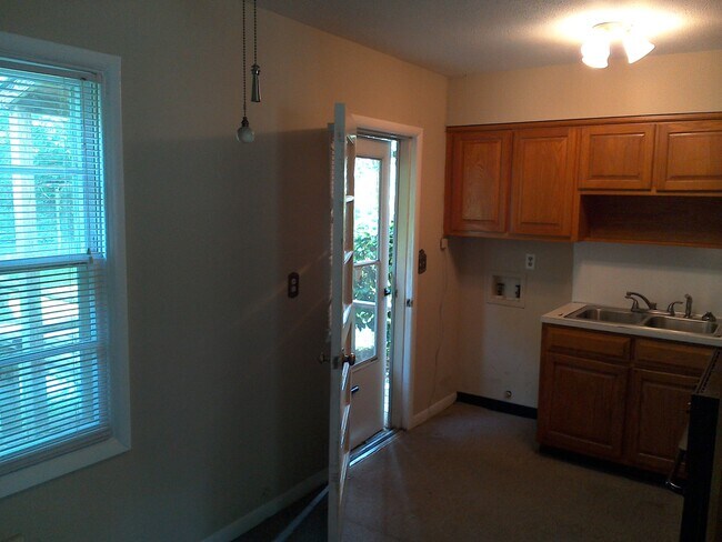 Building Photo - **UPCOMING**East Columbus 3 bedroom/1 bath...