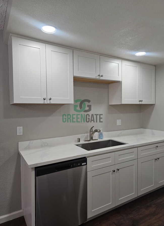 Building Photo - 495 Cherry Ln