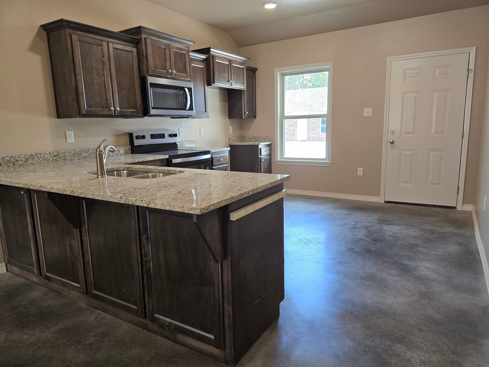 Building Photo - 1006 S El Paso Ave