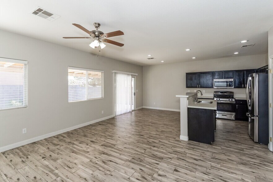 Building Photo - 5402 Royal Yacht Way