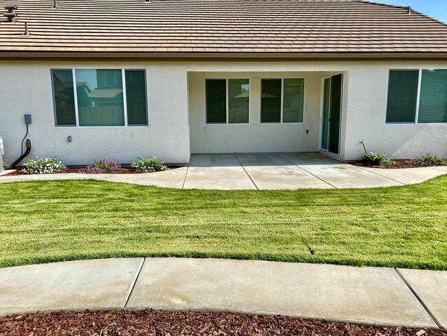 Building Photo - $2,295 Bullard & Leonard, Charming 3 Bedroom - La Canada Ave, Clovis