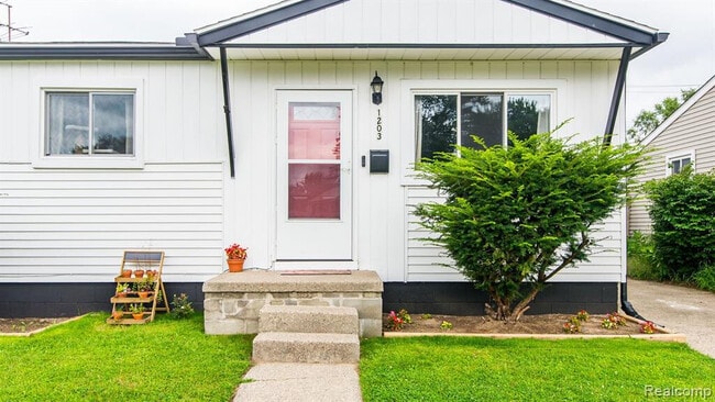 Building Photo - 1203 Commonwealth Ave