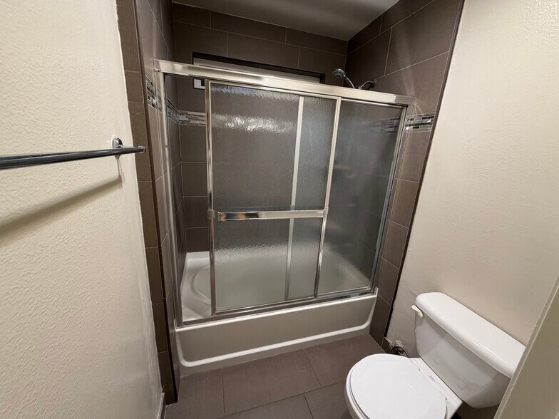 Building Photo - 1523 E Windsor Rd