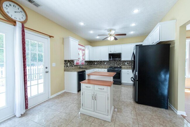 Building Photo - 2227 Longmont Dr