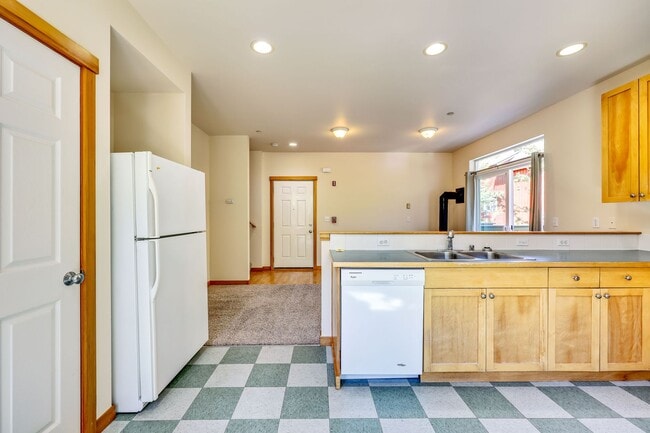 Building Photo - August Rent 50% Off  - Courtyards Condominium unit in Town