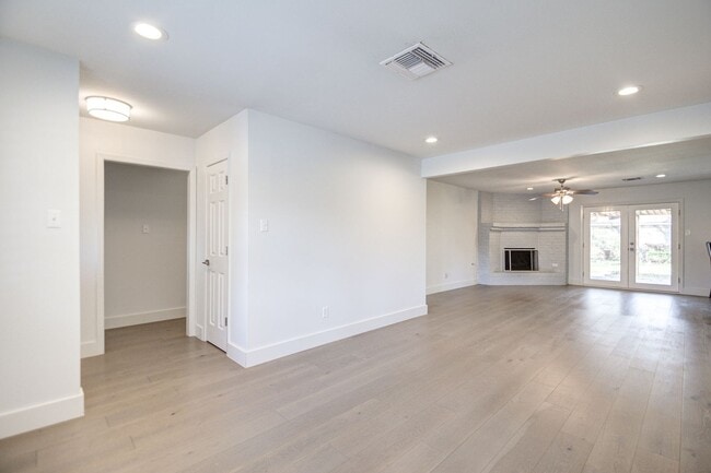Building Photo - Beautiful 3 Bedroom 2 Bath Home in Meyerla...