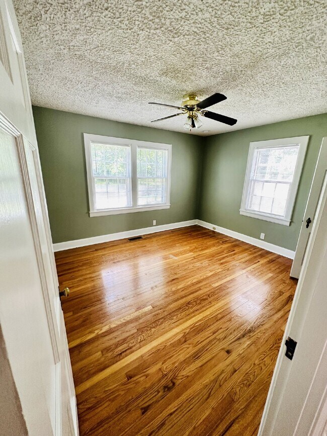 Building Photo - Wonderful 3BR/2.5BA in Hendersonville!