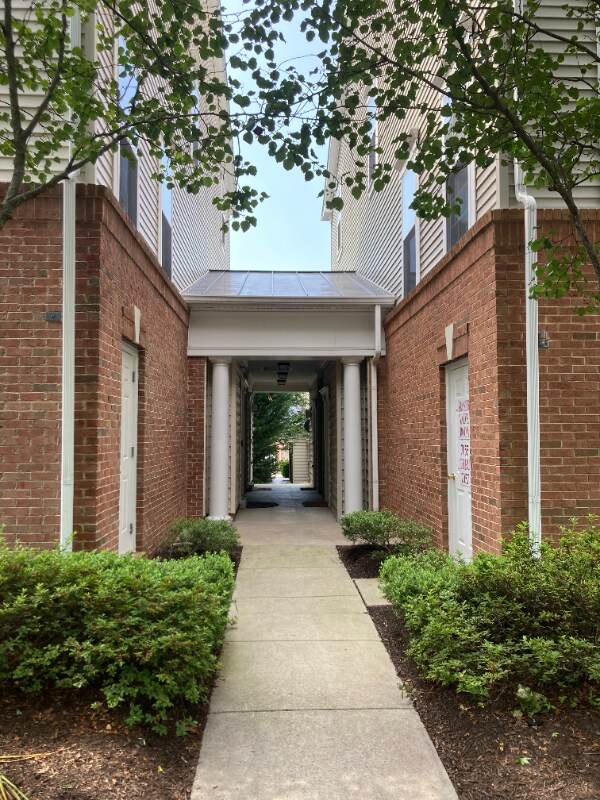 Building Photo - 7055 Huntley Run Pl