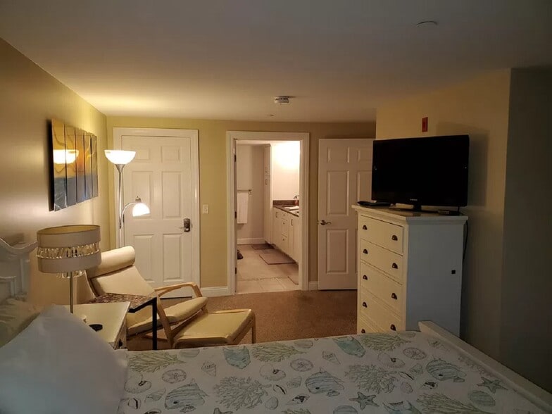 master bedroom - 1 E Grand Ave