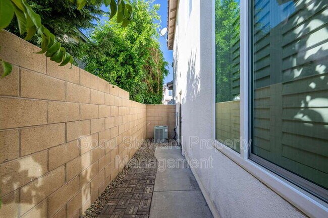 Building Photo - 1760 Taylor Ln
