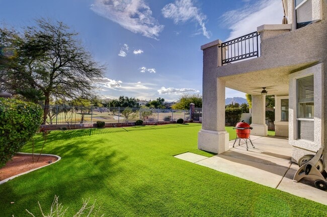 Building Photo - Guard-Gated Golf Course Living on the 14th Green!